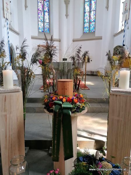 Kirche Gaißau Gaissau Trauersängerin Trauerfeier Beerdigung Verabschiedung Vorarlberg Musik Kirche Trauersängerin Sängerin mit Gitarre www.gesangundgitarre.at Gesang Gitarre Yvonne Brugger