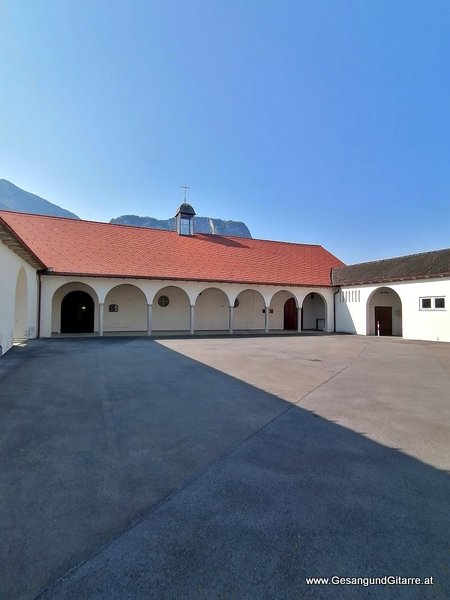 Kapelle Friedhof Dornbirn Hatlerdorf Vorarlberg Trauerfeier Beerdigung Verabschiedung Musik Kirche Solomusikerin Sängerin mit Gitarre www.trauer-musik.at www.gesangundgitarre.at Gesang Gitarre Yvonne Brugger Trauersängerin Kirchensängerin Kirche Trauerfeier Beerdigung Verabschiedung Vorarlberg Musik Kirche Trauersängerin Sängerin mit Gitarre www.trauer-musik.at www.gesangundgitarre.at Gesang Gitarre Yvonne Brugger Trauersängerin Kirchensängerin