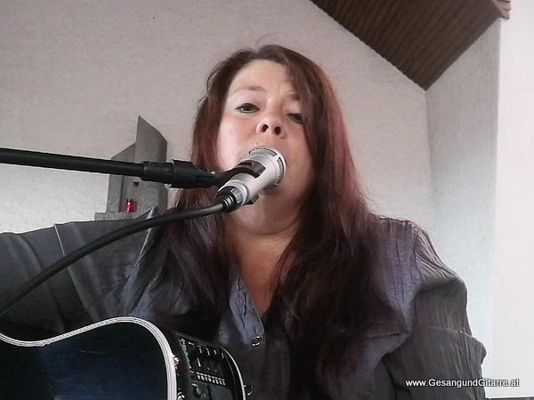 Kirche Rankweil Jahrtagsmesse Gedenkfeier Jahresgottesdienst Trauerfeier Beerdigung Verabschiedung Vorarlberg Musik Kirche Trauersängerin Sängerin mit Gitarre www.gesangundgitarre.at Gesang Gitarre Yvonne Brugger