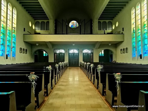 Kirche Netstal Schweiz Trauung Musik Solomusikerin Sängerin Hochzeitssängerin Hochzeit Trauung Vorarlberg Kirche www.gesangundgitarre.at Gesang Gitarre Yvonne Brugger