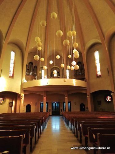 Musik Trauersängerin Sängerin mit Gitarre Vorarlberg Kirche Bludenz Beerdigung Beisetzung Trauerfeier