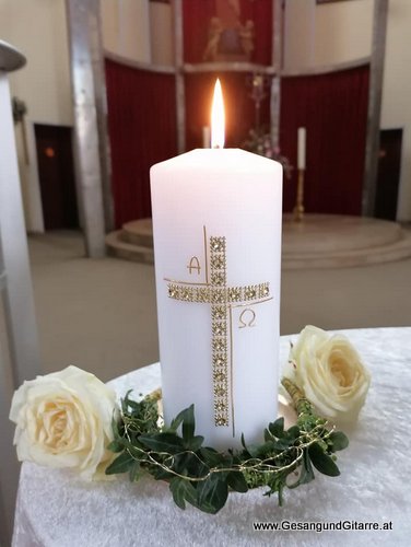 Musik Trauersängerin Sängerin mit Gitarre Vorarlberg Kirche Bregenz Beerdigung Beisetzung Trauerfeier