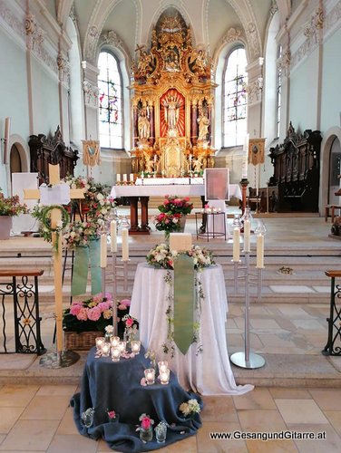 Musik Trauersängerin Sängerin mit Gitarre Vorarlberg Kirche Höchst Beerdigung Beisetzung Trauerfeier Verabschiedung