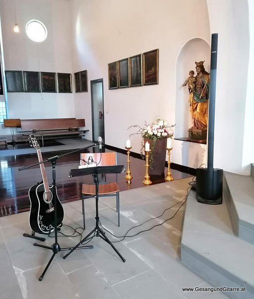 Musik Trauersängerin Sängerin mit Gitarre Vorarlberg Kirche Röthis Beerdigung Trauerfeier