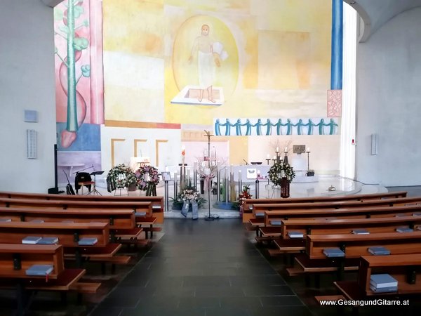 Trauersängerin Sängerin Gitarre Musikerin Trauerfeier Verabschiedung Beerdigung Begräbnis Kirche Dornbirn Schoren
