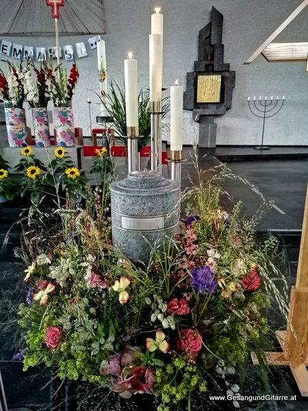 Musik Totenwache Kirche Trauersängerin Sängerin mit Gitarre Vorarlberg Rankweil Beerdigung Begräbnis Trauerfeier Verabschiedung Bregenz Vorarlberg www.gesangundgitarre.at yvonne brugger