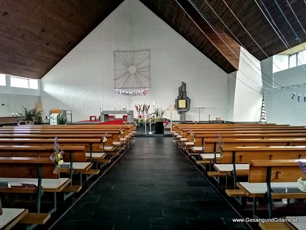 Musik Totenwache Kirche Trauersängerin Sängerin mit Gitarre Vorarlberg Rankweil Beerdigung Begräbnis Trauerfeier Verabschiedung Bregenz Vorarlberg www.gesangundgitarre.at yvonne brugger