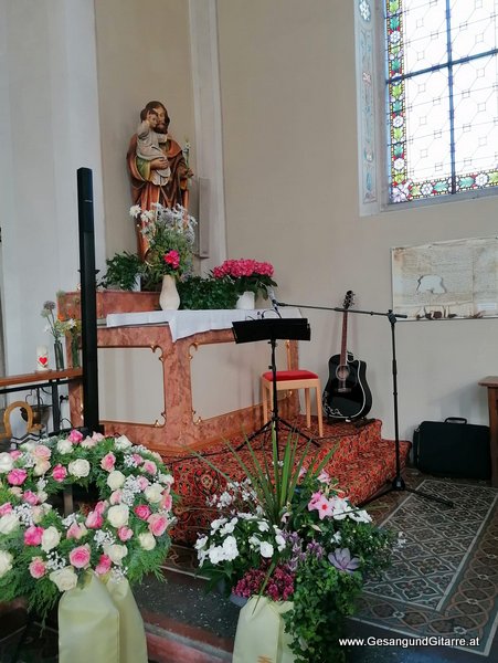 Trauerfeier Beerdigung Verabschiedung Totenwache Rosenkranzbeten Langen Bregenz Musik Kirche Trauersängerin Sängerin mit Gitarre