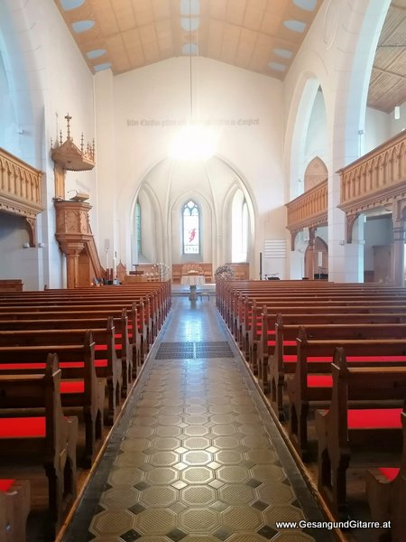 Trauerfeier Beerdigung Verabschiedung Grabs Schweiz Ostschweiz Musik Kirche Trauersängerin Sängerin mit Gitarre