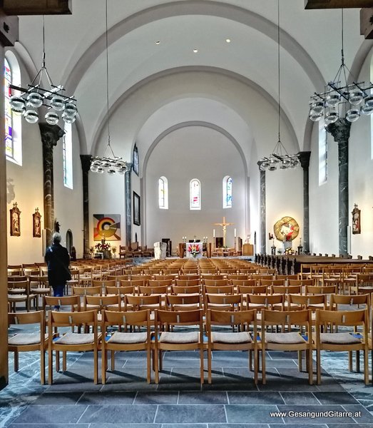 Trauerfeier Beerdigung Verabschiedung Balzers FL Fürstentum Liechtenstein Musik Kirche Trauersängerin Sängerin mit Gitarre www.gesangundgitarre.at Gesang Gitarre Yvonne Brugger