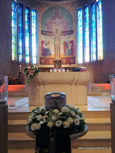 Kirche Lustenau Erlöserkirche Trauersängerin Trauerfeier Beerdigung Verabschiedung Vorarlberg Musik Kirche Trauersängerin Sängerin mit Gitarre www.gesangundgitarre.at Gesang Gitarre Yvonne Brugger